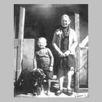 106-0044 -Fido-, Fritz und Marie-Luise Adomeit vor der Veranda ihres Elternhauses..jpg